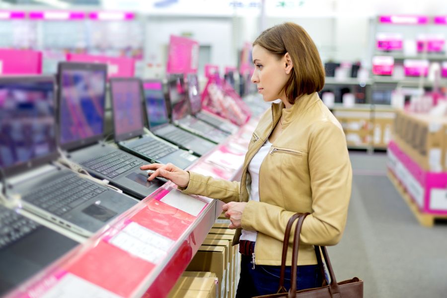 student looking for laptop specials and deals at local retailers
